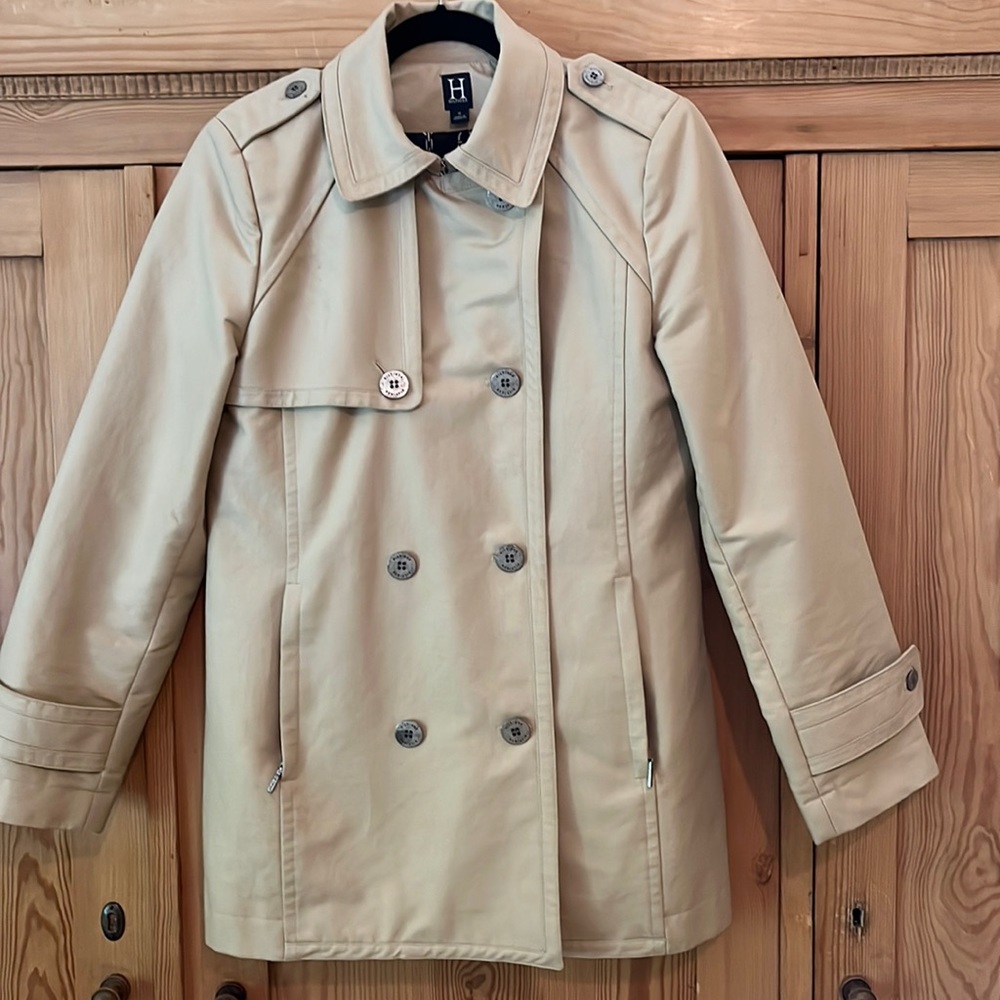 Tommy Hilfiger khaki trench coat. Size Medium. Side pockets. Great condition.